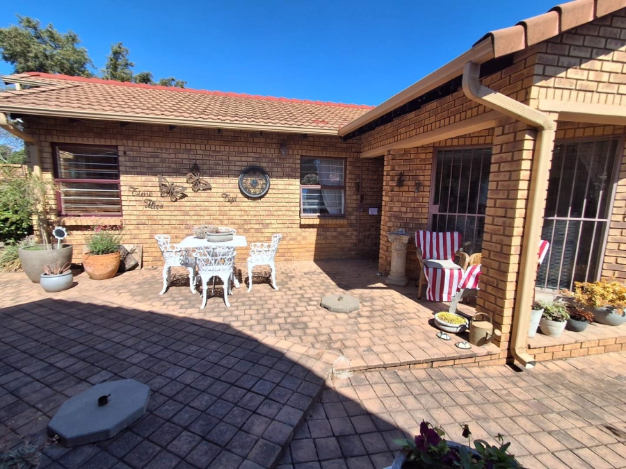3 Bedroom Property for Sale in Die Hoewes Gauteng