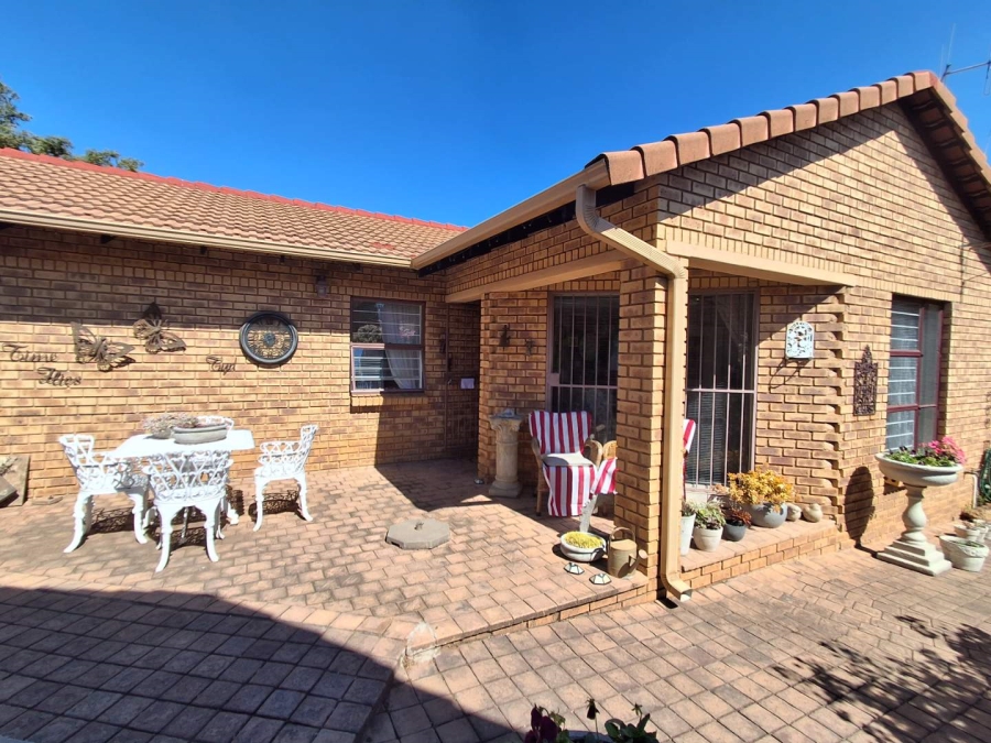 3 Bedroom Property for Sale in Die Hoewes Gauteng