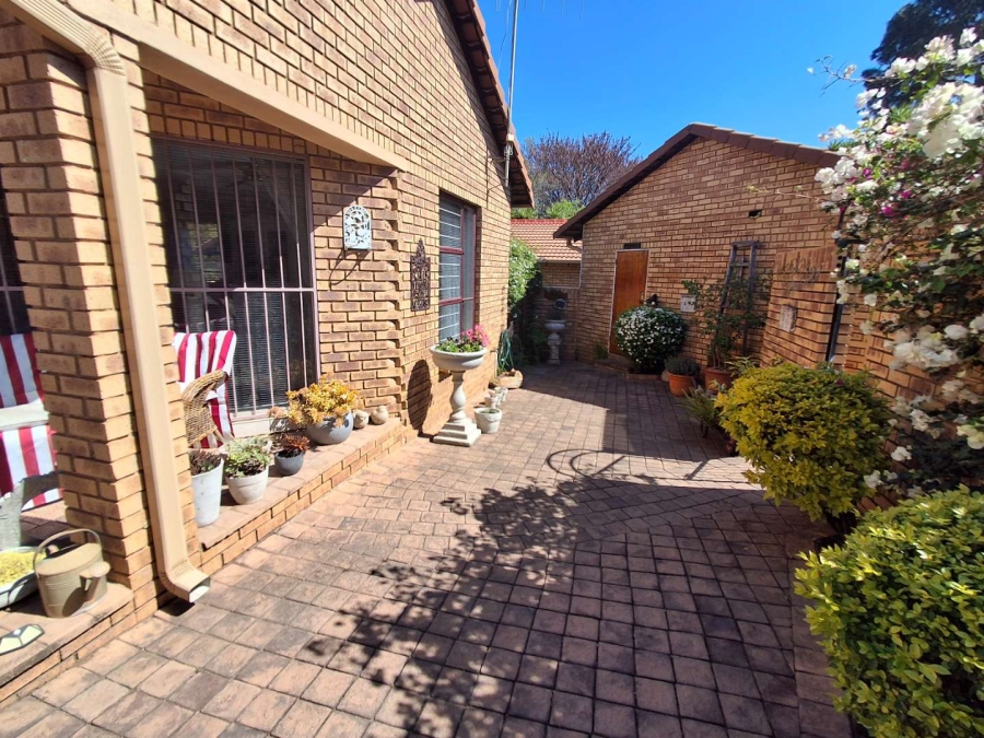 3 Bedroom Property for Sale in Die Hoewes Gauteng