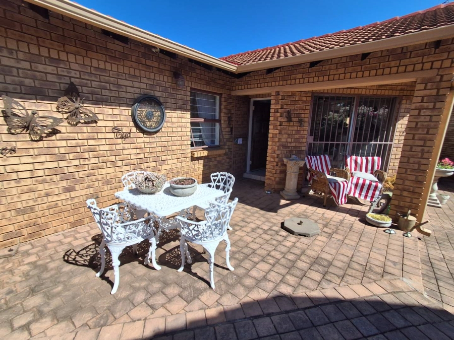 3 Bedroom Property for Sale in Die Hoewes Gauteng