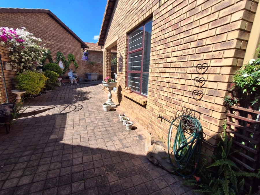 3 Bedroom Property for Sale in Die Hoewes Gauteng