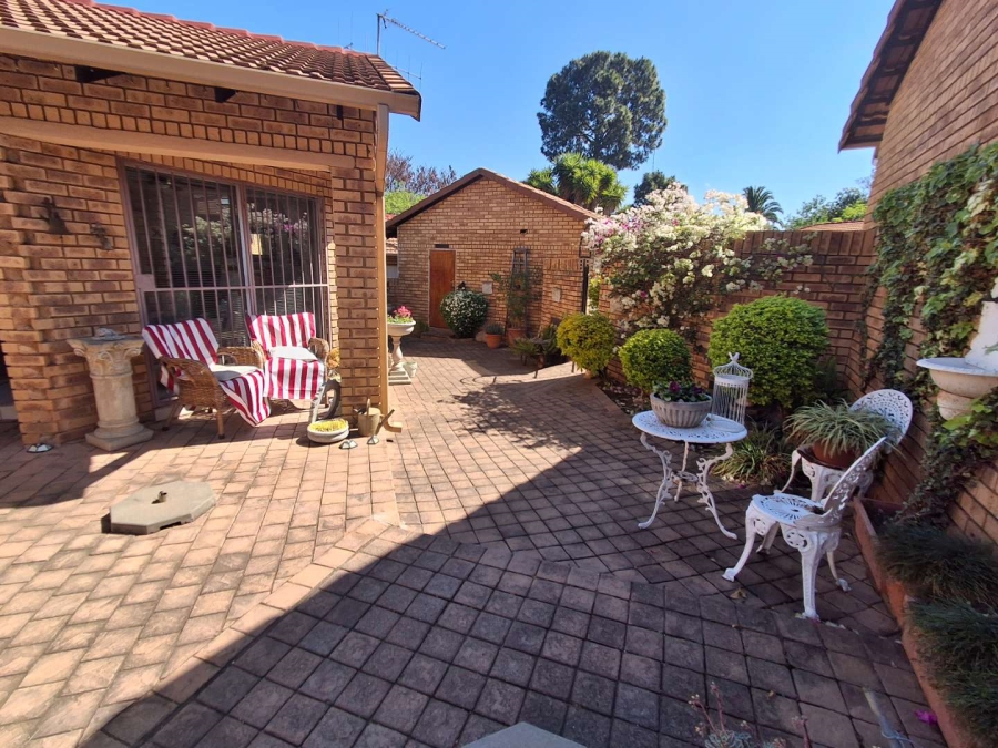 3 Bedroom Property for Sale in Die Hoewes Gauteng