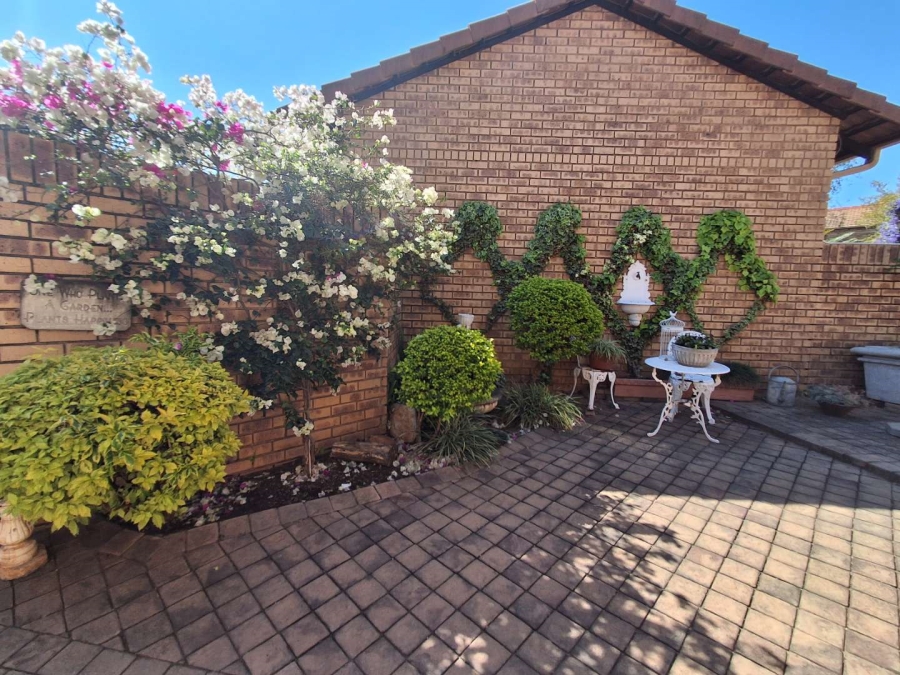 3 Bedroom Property for Sale in Die Hoewes Gauteng