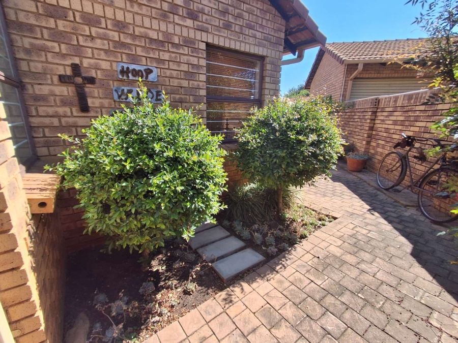 3 Bedroom Property for Sale in Die Hoewes Gauteng