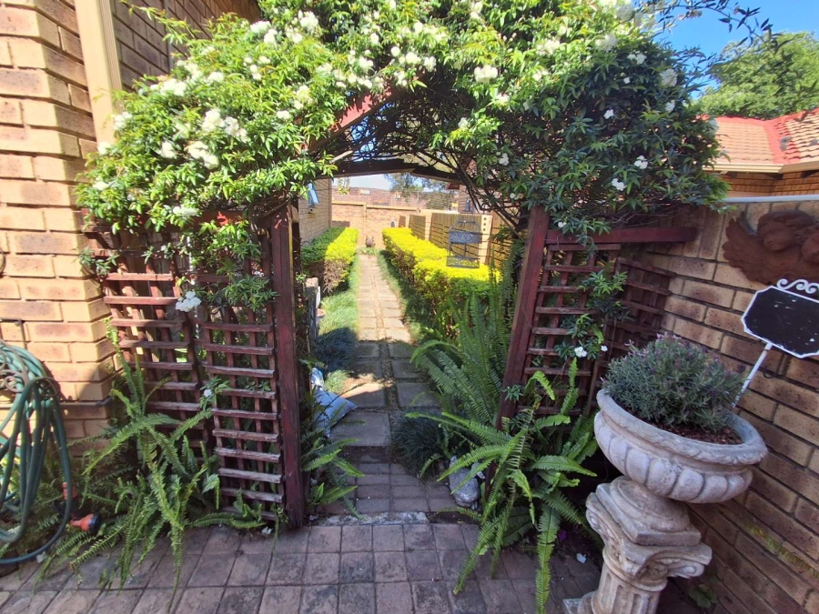 3 Bedroom Property for Sale in Die Hoewes Gauteng