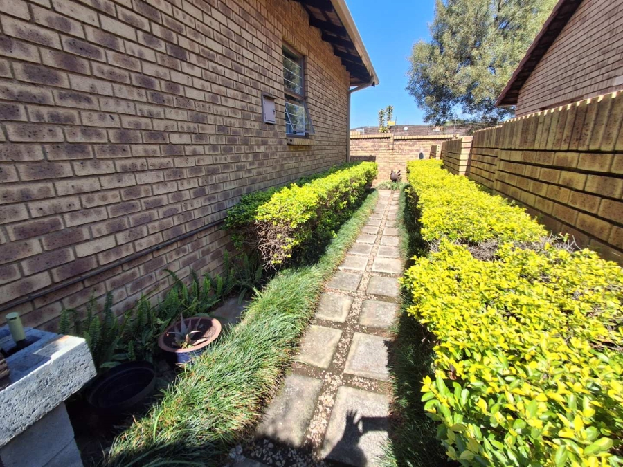 3 Bedroom Property for Sale in Die Hoewes Gauteng