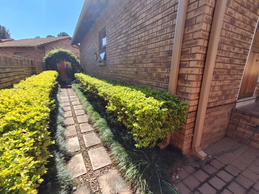 3 Bedroom Property for Sale in Die Hoewes Gauteng