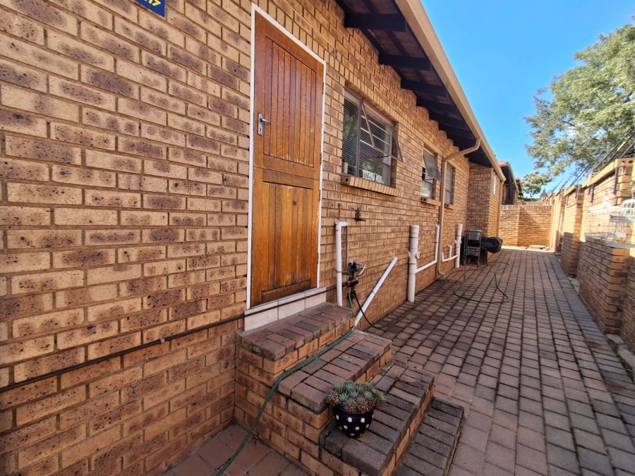 3 Bedroom Property for Sale in Die Hoewes Gauteng