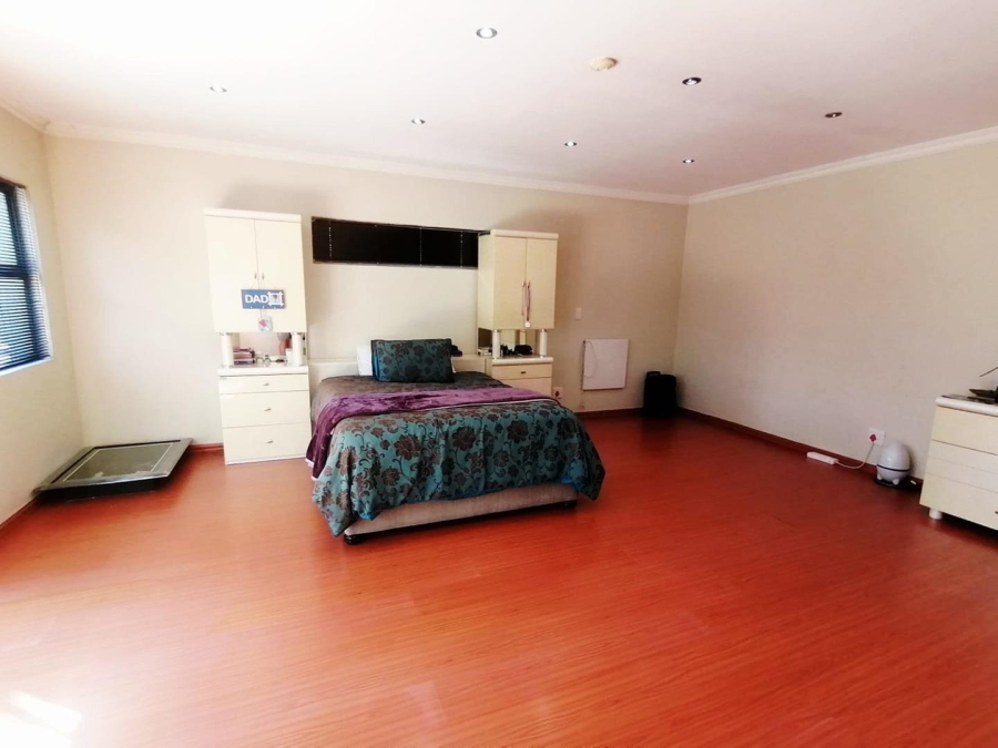 6 Bedroom Property for Sale in Glenvista Gauteng