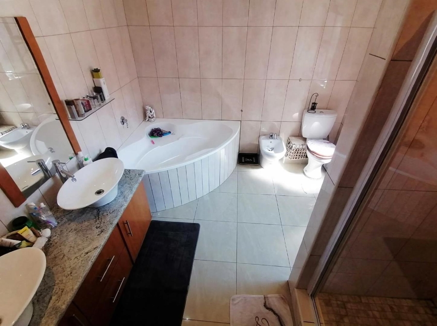 6 Bedroom Property for Sale in Glenvista Gauteng
