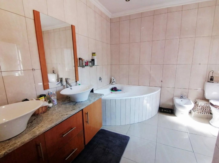 6 Bedroom Property for Sale in Glenvista Gauteng