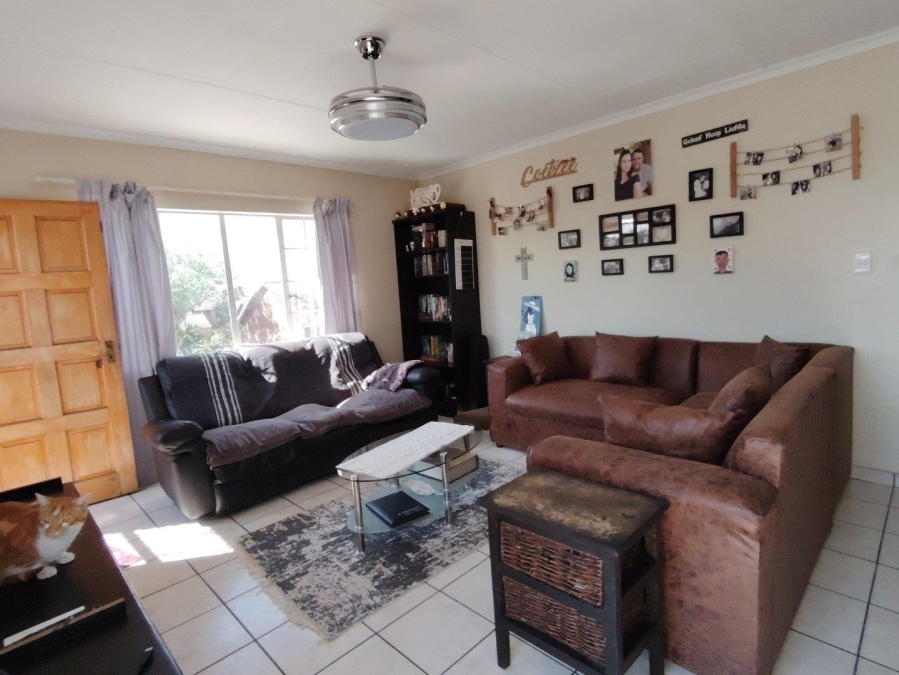 2 Bedroom Property for Sale in Die Hoewes Gauteng