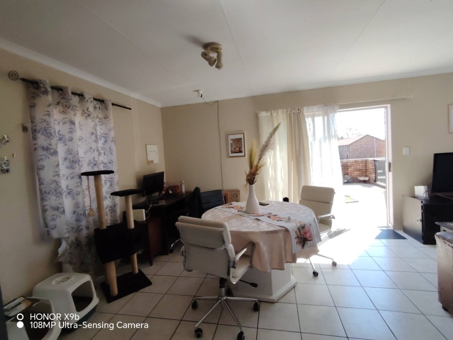 2 Bedroom Property for Sale in Die Hoewes Gauteng