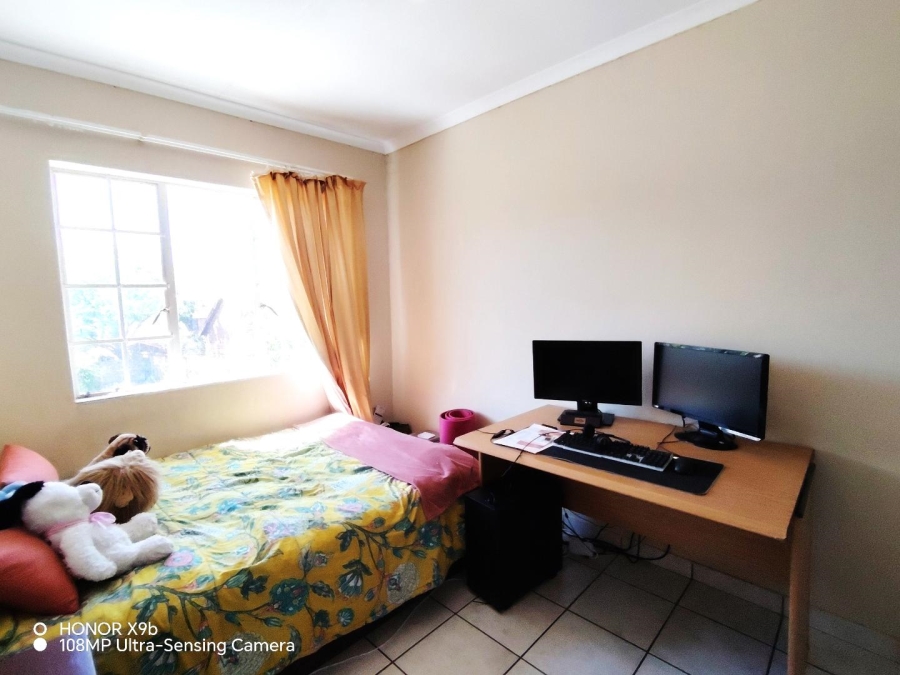 2 Bedroom Property for Sale in Die Hoewes Gauteng