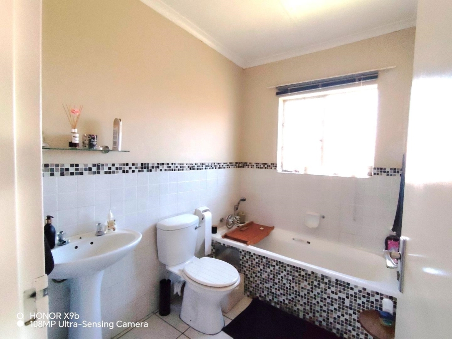 2 Bedroom Property for Sale in Die Hoewes Gauteng