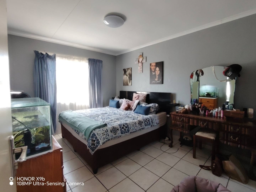 2 Bedroom Property for Sale in Die Hoewes Gauteng