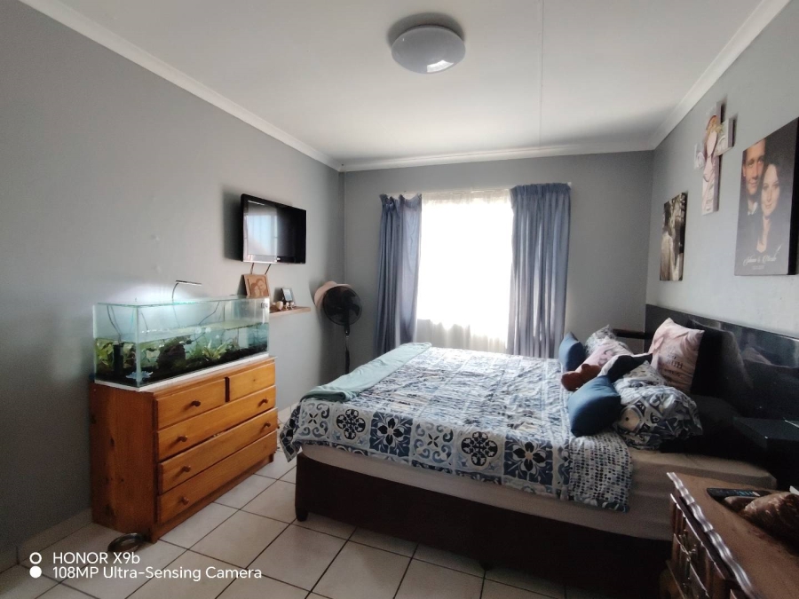 2 Bedroom Property for Sale in Die Hoewes Gauteng