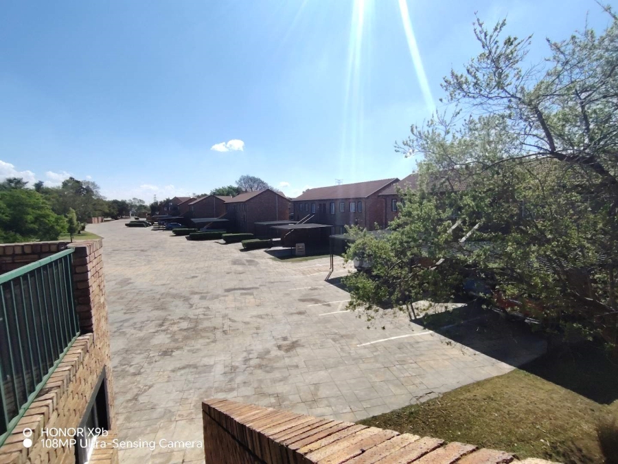 2 Bedroom Property for Sale in Die Hoewes Gauteng