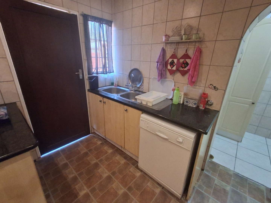 5 Bedroom Property for Sale in Rooihuiskraal North Gauteng