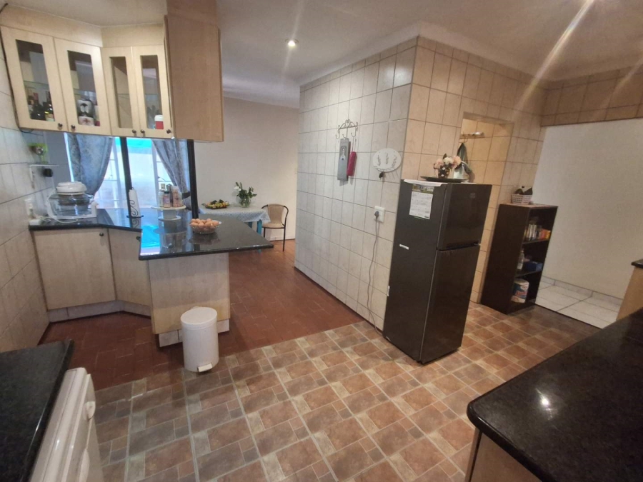5 Bedroom Property for Sale in Rooihuiskraal North Gauteng