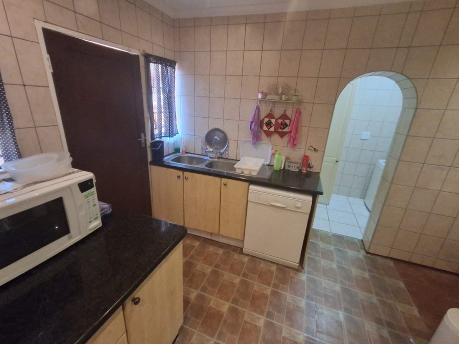 5 Bedroom Property for Sale in Rooihuiskraal North Gauteng