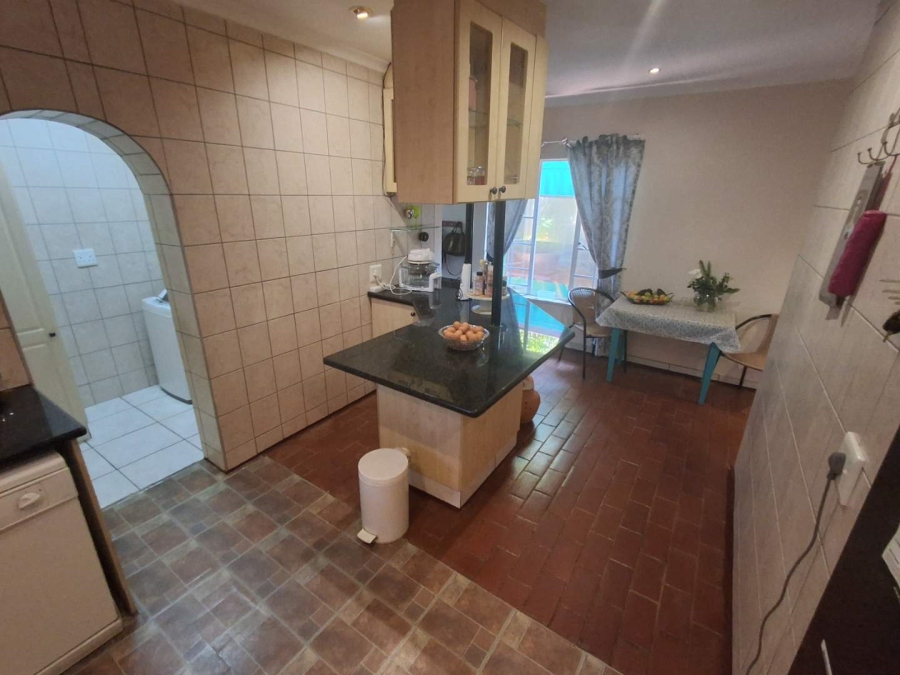5 Bedroom Property for Sale in Rooihuiskraal North Gauteng