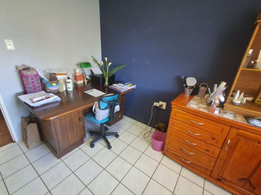 5 Bedroom Property for Sale in Rooihuiskraal North Gauteng