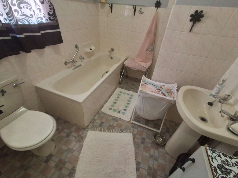 5 Bedroom Property for Sale in Rooihuiskraal North Gauteng