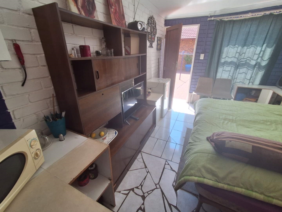 5 Bedroom Property for Sale in Rooihuiskraal North Gauteng