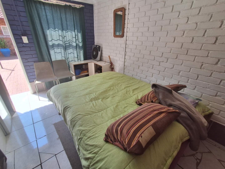 5 Bedroom Property for Sale in Rooihuiskraal North Gauteng