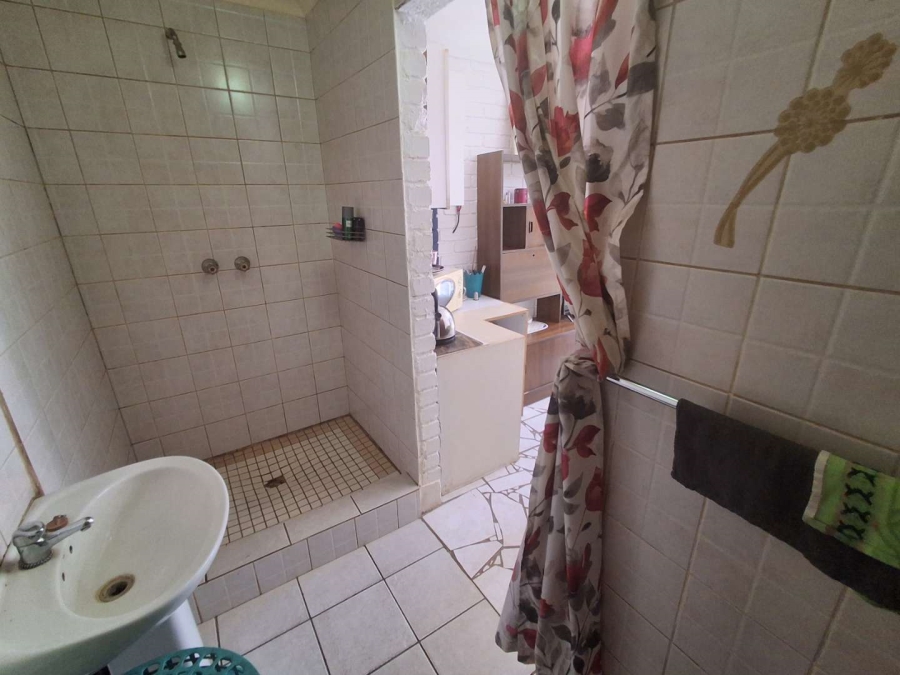 5 Bedroom Property for Sale in Rooihuiskraal North Gauteng