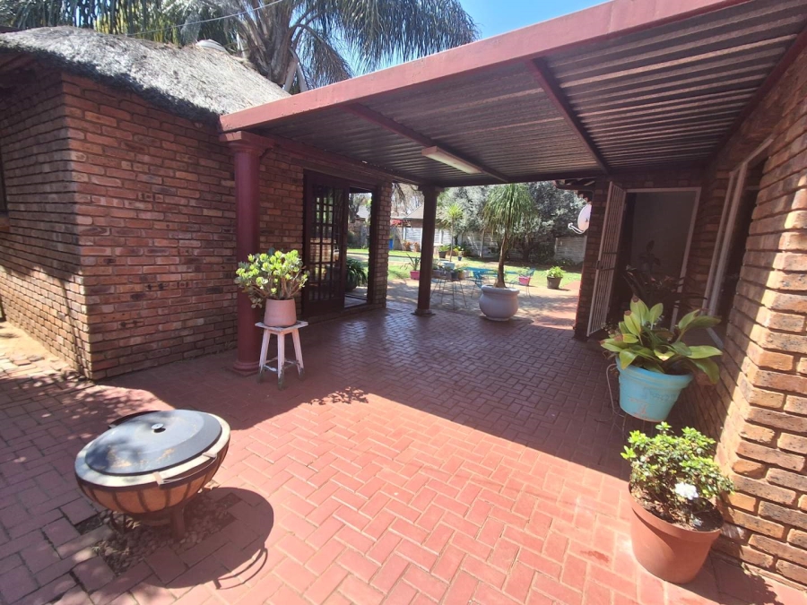 5 Bedroom Property for Sale in Rooihuiskraal North Gauteng