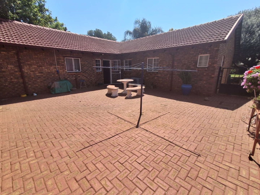 5 Bedroom Property for Sale in Rooihuiskraal North Gauteng