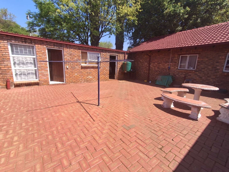 5 Bedroom Property for Sale in Rooihuiskraal North Gauteng