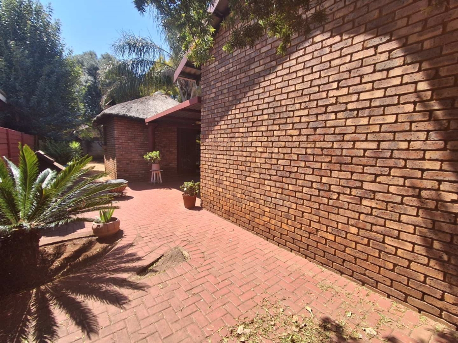 5 Bedroom Property for Sale in Rooihuiskraal North Gauteng