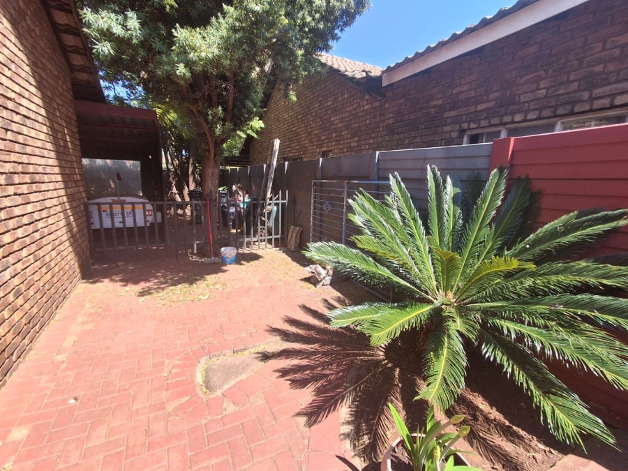 5 Bedroom Property for Sale in Rooihuiskraal North Gauteng