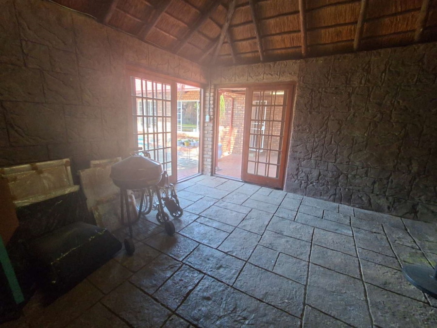 5 Bedroom Property for Sale in Rooihuiskraal North Gauteng