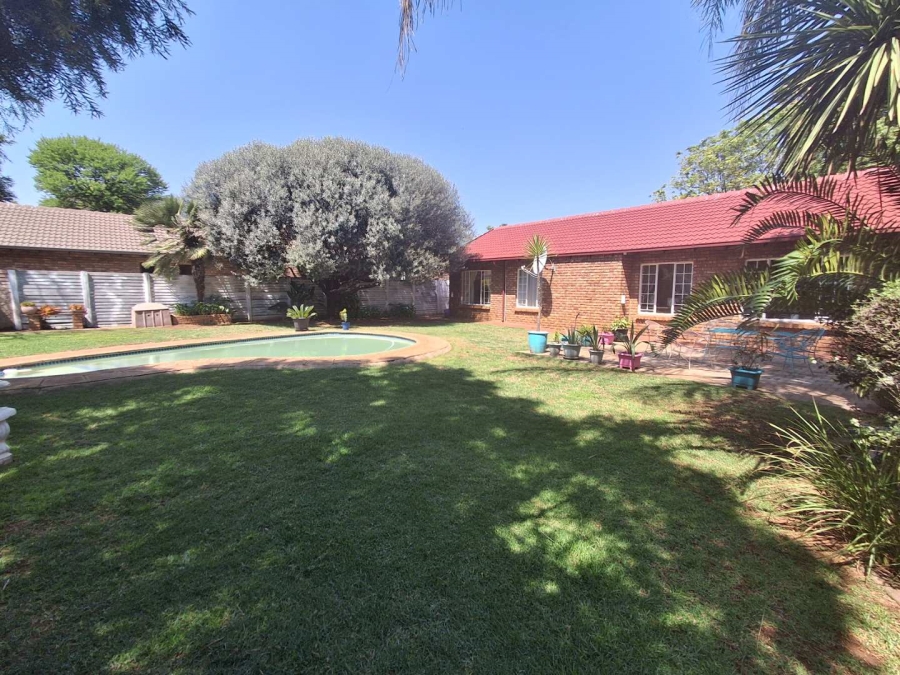 5 Bedroom Property for Sale in Rooihuiskraal North Gauteng