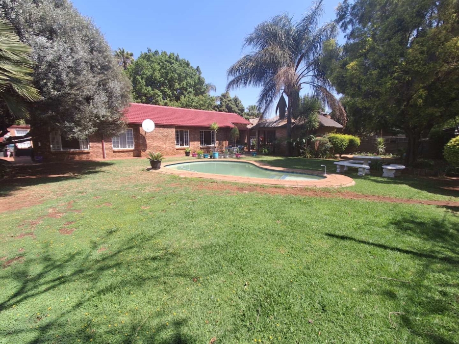 5 Bedroom Property for Sale in Rooihuiskraal North Gauteng