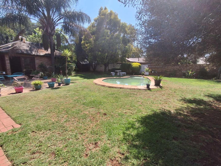 5 Bedroom Property for Sale in Rooihuiskraal North Gauteng