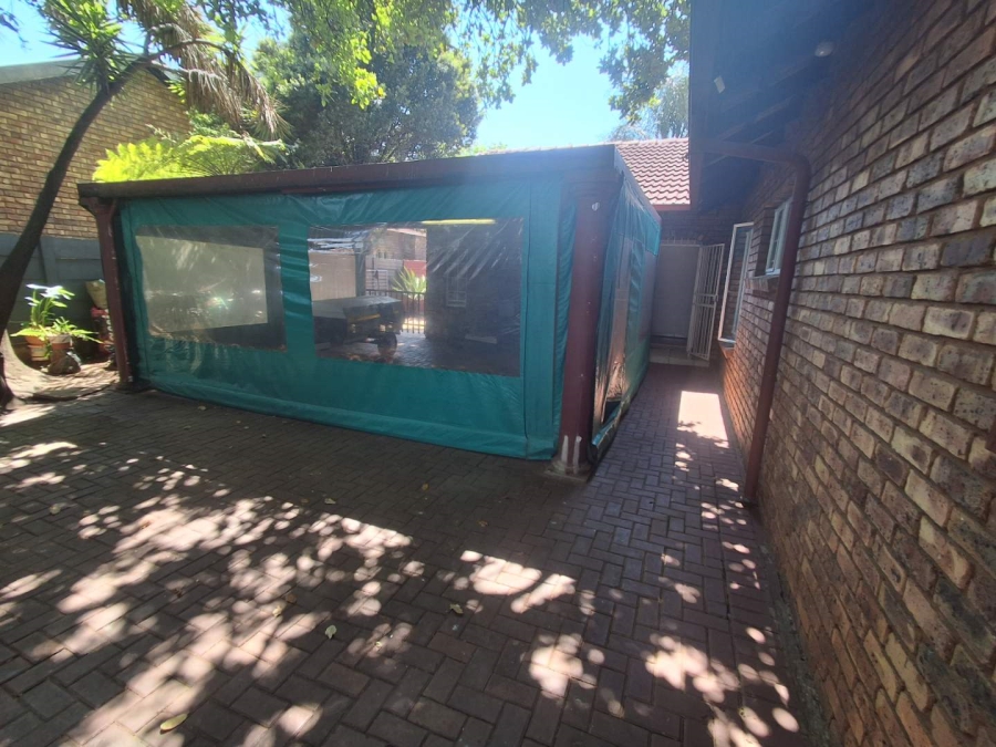 5 Bedroom Property for Sale in Rooihuiskraal North Gauteng