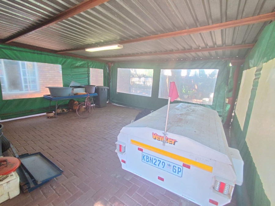 5 Bedroom Property for Sale in Rooihuiskraal North Gauteng