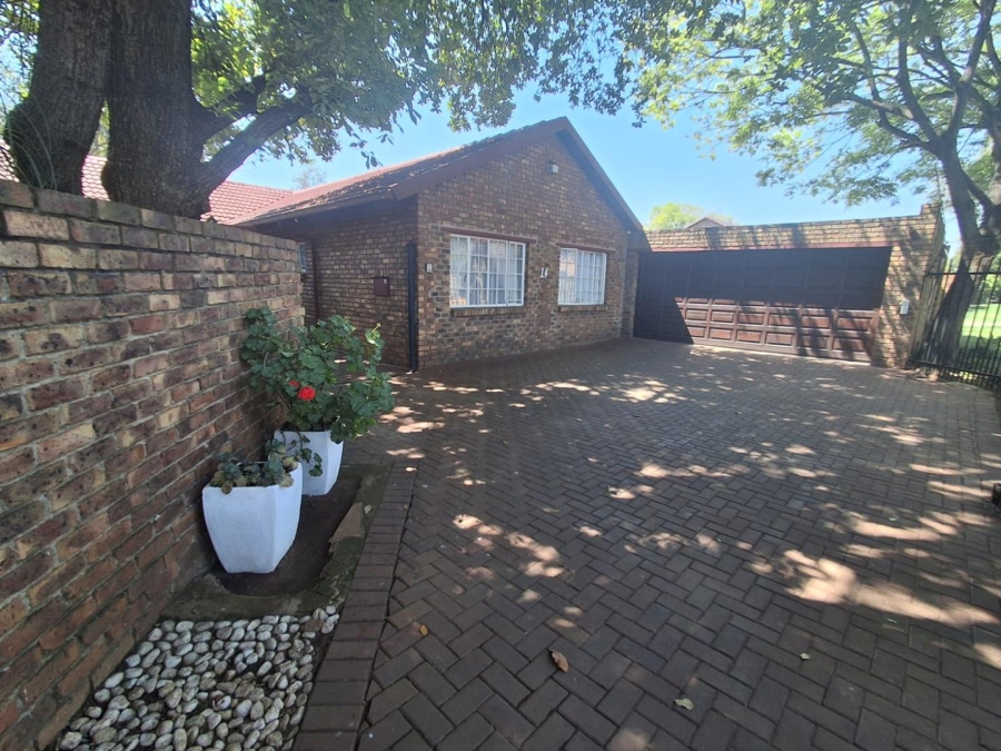 5 Bedroom Property for Sale in Rooihuiskraal North Gauteng