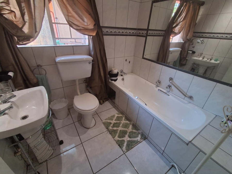 5 Bedroom Property for Sale in Rooihuiskraal North Gauteng