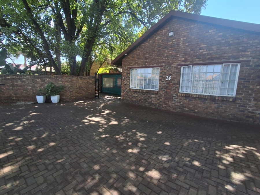 5 Bedroom Property for Sale in Rooihuiskraal North Gauteng