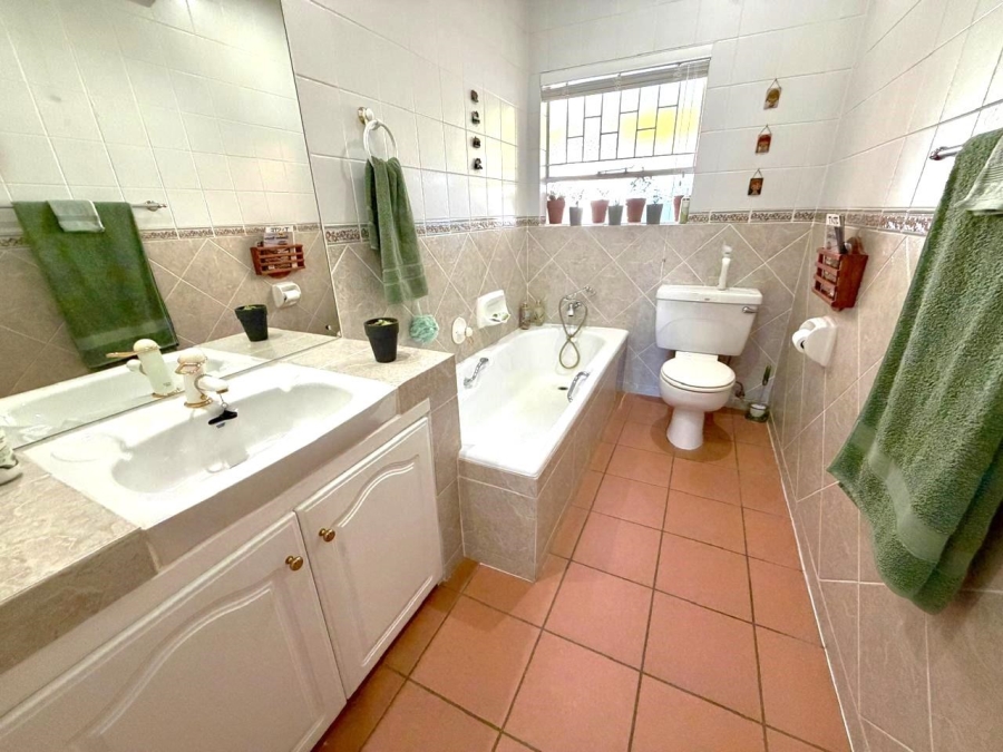3 Bedroom Property for Sale in Faerie Glen Gauteng