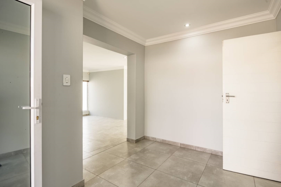 To Let 4 Bedroom Property for Rent in Waterkloof Ridge Gauteng