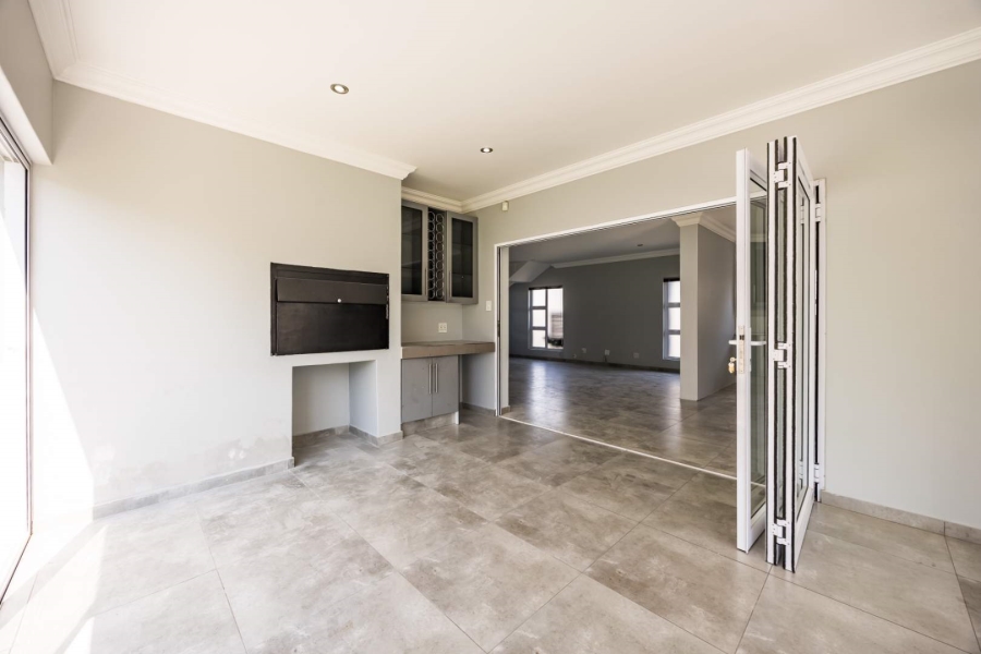 To Let 4 Bedroom Property for Rent in Waterkloof Ridge Gauteng