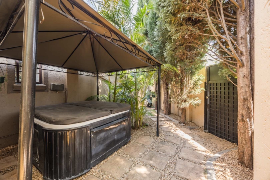 4 Bedroom Property for Sale in Faerie Glen Gauteng