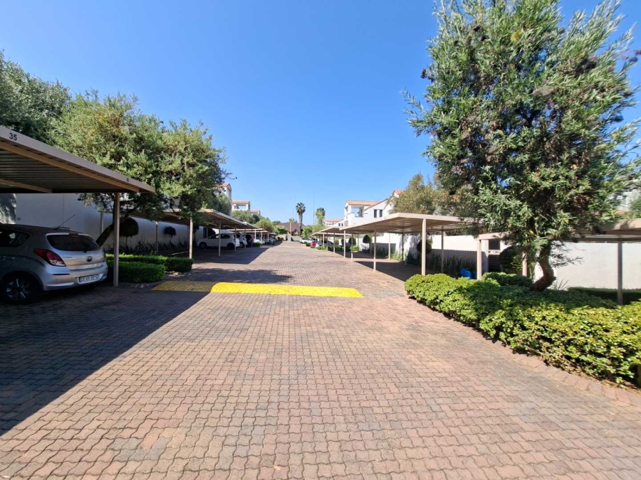 To Let 1 Bedroom Property for Rent in Magaliessig Gauteng